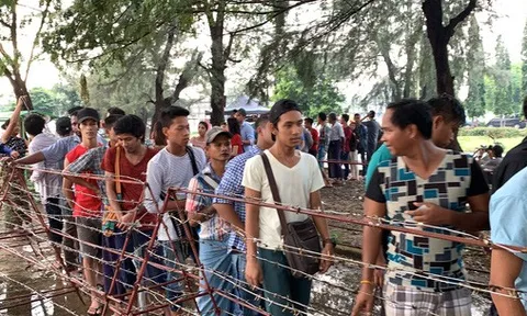 Phe vé trà trộn CĐV Myanmar để gom vé trận quyết đấu với tuyển Việt Nam