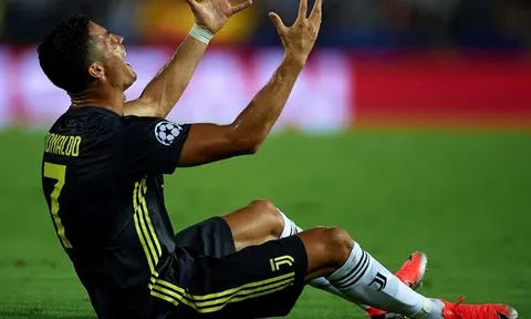 Tiếp tục làn sóng, cựu "Quỷ đỏ" lên tiếng về thẻ đỏ của Ronaldo