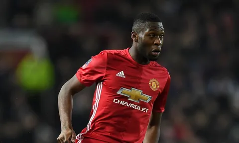 "Chém kẻ thù", cựu sao Man Utd được tôn huyền thoại