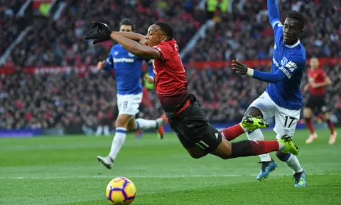 Muốn "bay" cao hơn nữa, Martial cần nghe lời Carragher