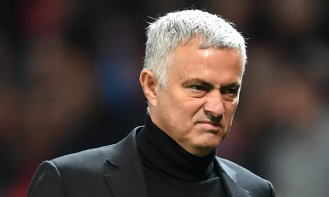 Hai lần tiết lộ đội hình MU, phóng viên bị Mourinho "làm gắt"