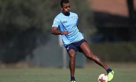Nani 'quẩy' cực sung trên sân tập Lazio