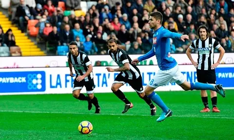Napoli lấy lại ngôi đầu trong ngày 'thánh pen' hỏng pen