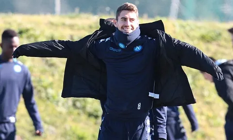 Napoli mặc áo khoác 'tắm nắng' trước khi sang Hà Lan