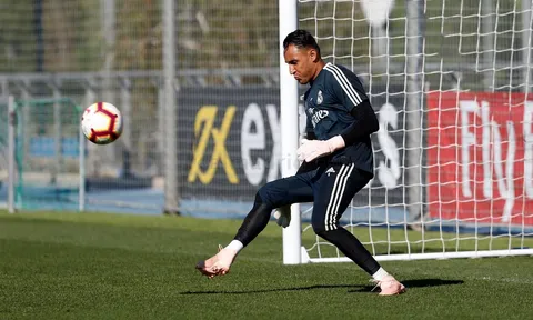 Navas buồn rười rượi khi bị Courtois chiếm suất bắt chính