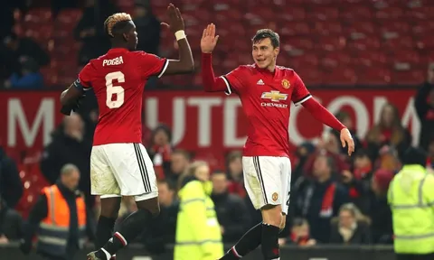 Này Jamie Carragher, ông đã chê sao Man Utd hơi sớm đấy!