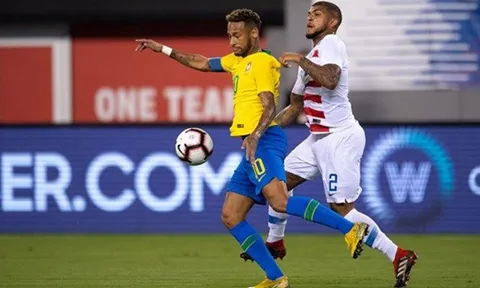 Hậu vệ tuyển Mỹ nổi xung với trọng tài vì pha ăn vạ của Neymar