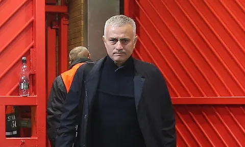 Ném giỏ chai nước trút giận và đây là thái độ của Mourinho trong phòng thay đồ