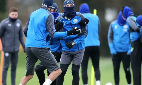 Ném tuyết, xịt nước, đánh đội đồng, Mahrez 'quậy tưng' Leicester