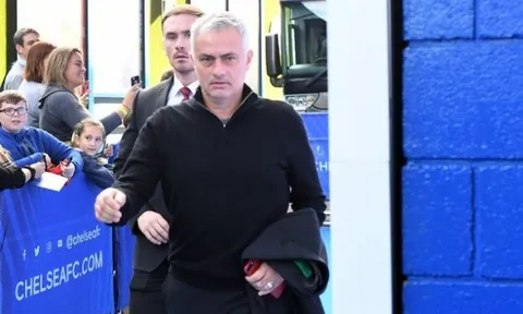 Neville chỉ trích cách tiếp cận 'liều lĩnh' của Mourinho