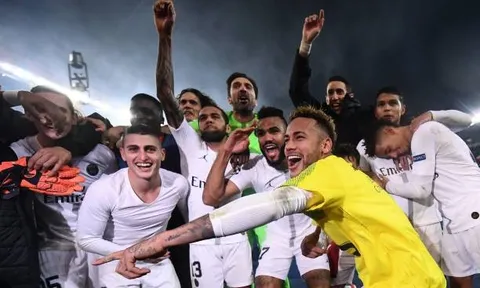 Neymar biến Alisson thành 'vật tế thần' trong lễ ăn mừng chiến thắng