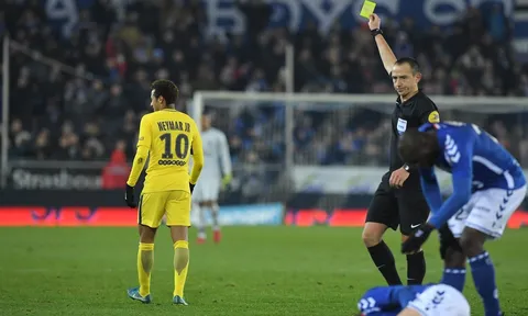 Neymar chỉ biết cúi đầu nhìn PSG nhận thất bại gây sốc trước Strasbourg