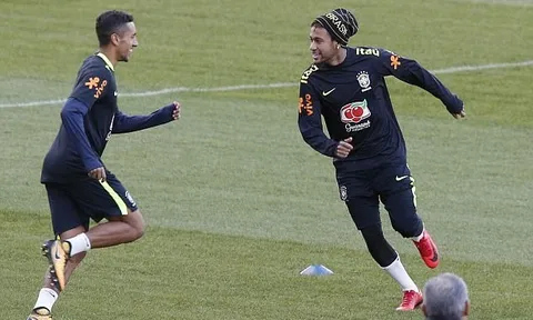 Neymar cười thả ga khi trở về tập trung cùng tuyển Brazil