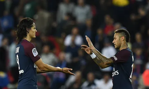 Neymar đá penalty cho PSG, Cavani là người đầu tiên đến chia vui