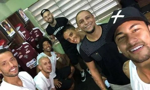Neymar hội họp cùng người nổi tiếng ở quê nhà