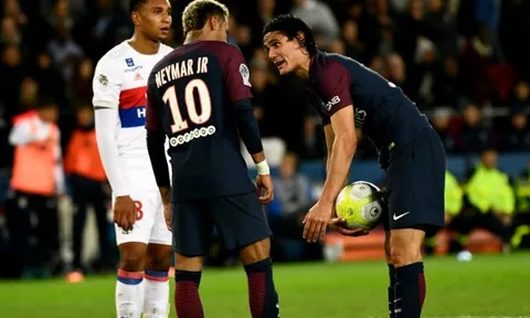 Neymar "hục hặc" với Cavani, người trong cuộc nói gì?