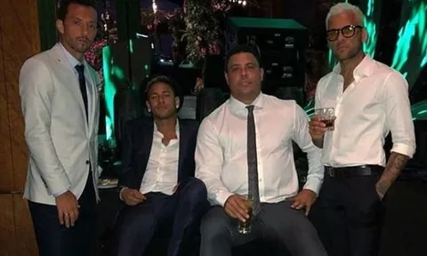 Neymar khoe ảnh chụp cùng huyền thoại ‘Ro béo’