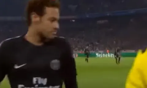 Neymar phản ứng thế nào khi bị CĐV ném tiền vào mặt