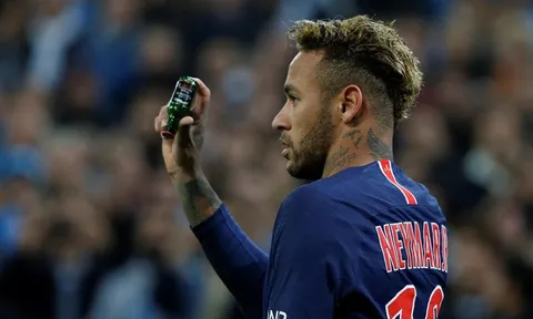 Neymar bức xúc vì bị ném chai nước, lọ thủy tinh vào người