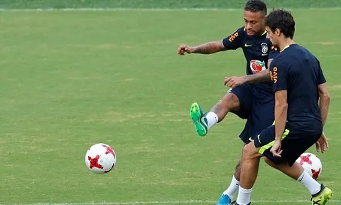 Neymar 'quẩy' cực sung, chờ so tài 'Mãnh hổ' Falcao