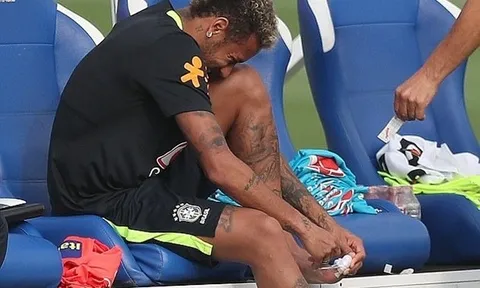 Neymar tỏ ra đau đớn khi đang tập cùng Brazil