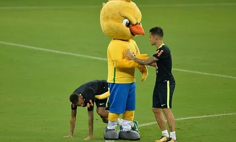 Neymar và Coutinho bắt tay 'làm hại' linh vật tuyển Brazil