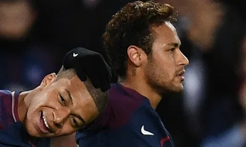 Neymar van xin để được trở lại Barcelona