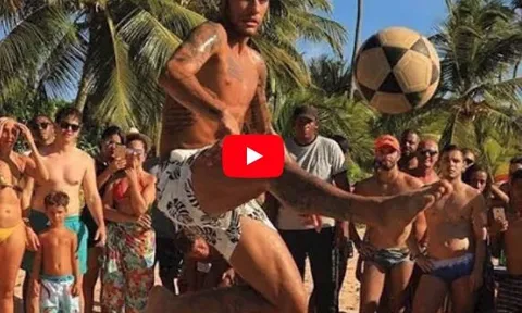 Neymar vui chơi bóng đá bãi biển ở Barra Grande