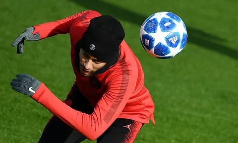 Neymar xỏ háng Mbappe trước trận gặp Napoli