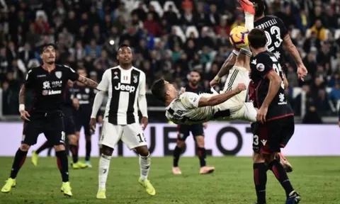 Tái hiện siêu phẩm bất thành, CR7 chỉ biết ôm cột trong ngày vinh danh