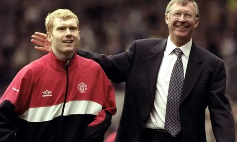 Ngày đầu làm HLV, Paul Scholes đã phảng phất dáng dấp Sir Alex ngày nào