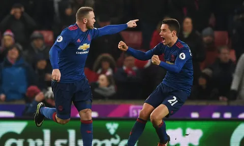 Ngày này năm xưa: Rooney chính thức phá kỷ lục của Sir Bobby Charlton