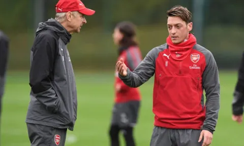 Nghe theo Wenger, Ozil 'cày nát' sân tập của Arsenal