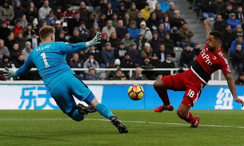 Ngoại hạng Anh đêm qua: Watford lại bùng nổ, đáy bảng vùng lên