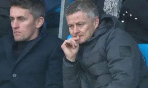 Trên khán đài, Solskjaer phản ứng ra sao khi Man City huỷ diệt Chelsea 6 bàn?