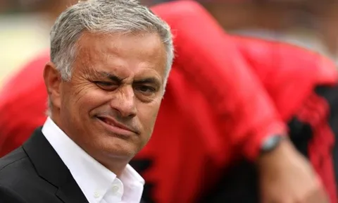 Xếp đội hình lạ đấu West Ham, Mourinho bị CĐV đòi sa thải