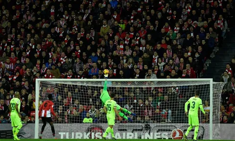 "Người nhện" Ter Stegen chơi xuất thần giúp Barca tránh một trận thua