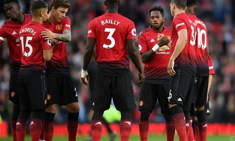 Người United bất ngờ sục sôi vì "tam sát phòng ngự" trong mơ