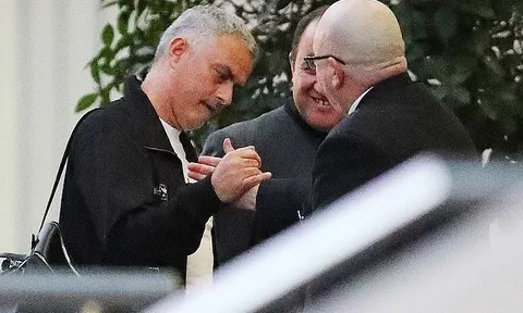 Nguy cơ bị 'trảm', Mourinho đầy áp lực trở lại Lowry trước đại chiến Chelsea