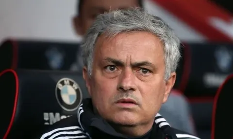 Nhận tin nhắn từ BLĐ, Mourinho tự tin về tương lai tại Man Utd