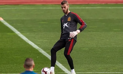 De Gea phô diễn kỹ thuật trước mặt đồng đội