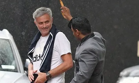 Nhìn Mourinho, ai nói Người đặc biệt đang gặp áp lực?