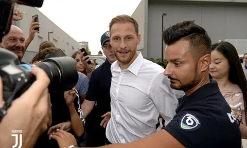 NHM Juventus vây kín Howedes trước buổi kiểm tra y tế