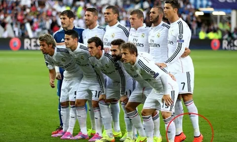 TIẾT LỘ: Sao Arsenal bắt chước "phong cách Ronaldo" ngày chụp kỷ yếu