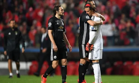 Sao M.U tỏa sáng với cái ôm "ấm áp" trên sân Benfica