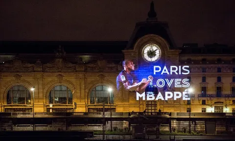 Những hình ảnh đẹp lung linh của Kylian Mbappe trên đường phố Paris