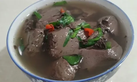 Những người nên hạn chế ăn tiết lợn