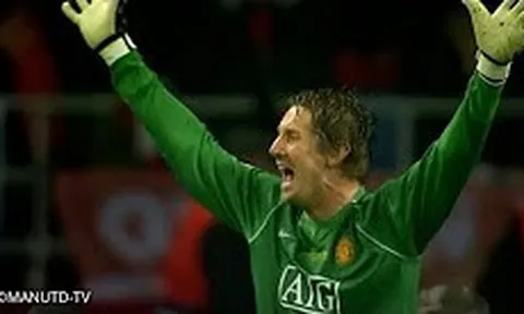 Những pha bắt phạt đền siêu hạng của Van der Sar