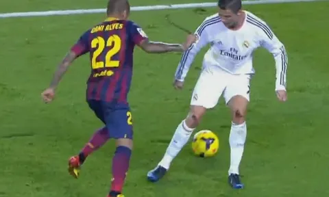 Những pha bóng Messi và Ronaldo bị đối phương làm bẽ mặt