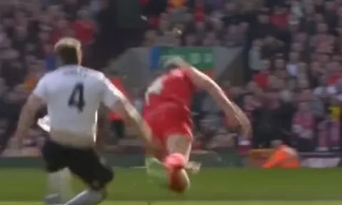 Những tình huống 'chặt chém' không thương tiếc tại Derby vùng Merseyside